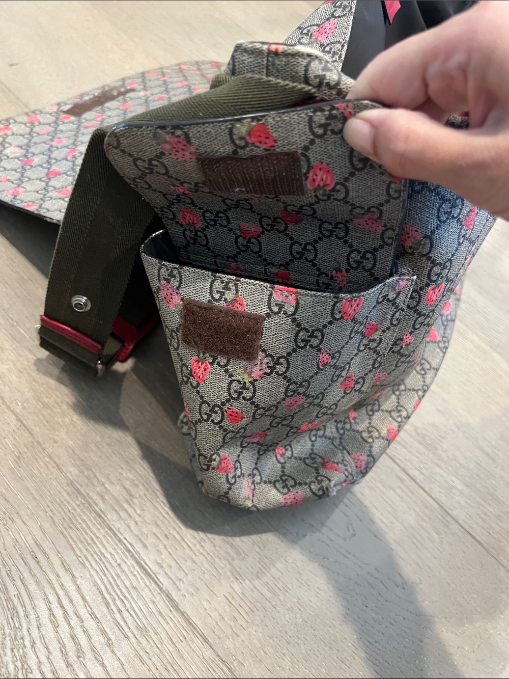 Gucci GG Supreme Diaper Bag with Strawberry Motif - Limited Edition - Picture 12 of 16